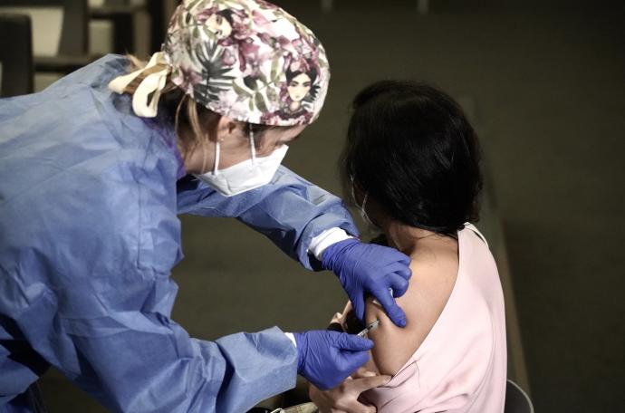 Foto de archivo de una persona recibiendo la vacuna contra la COVID-19.