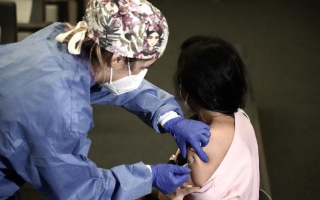 Foto de archivo de una persona recibiendo la vacuna contra la COVID-19.