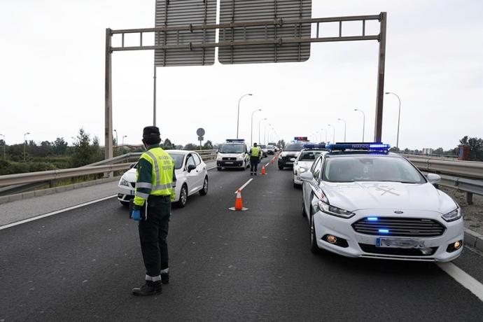 Un control de tráfico en la carretera donde fue localizado el cadáver.