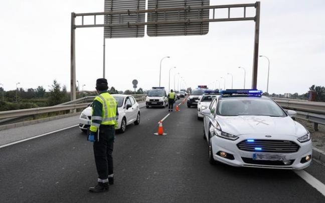 Un control de tráfico en la carretera donde fue localizado el cadáver.
