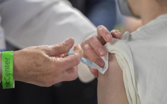 Una trabajadora sanitaria administra la primera dosis de la vacuna AstraZeneca. Una trabajadora sanitaria administra la primera dosis de la vacuna AstraZeneca.