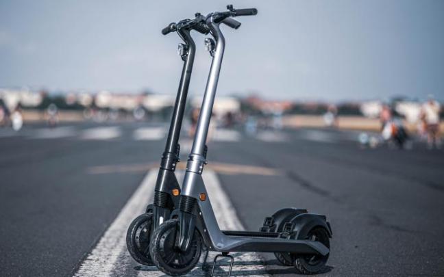 Imagen ilustrativa de unos patinetes eléctricos. Imagen ilustrativa de unos patinetes eléctricos.
