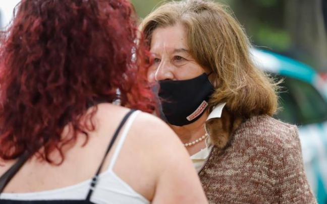 La madre de Déborah Fernández a su llegada al cementerio de Pereiró para la exhumación del cuerpo de Débohah Fernández, a 18 de mayo de 2021, en Vigo, Pontevedra, Galicia.