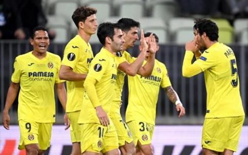 Gerard Moreno celebra con el grupo.