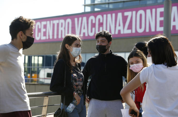 Estudiantes italianos tras recibir la vacuna contra el covid-19