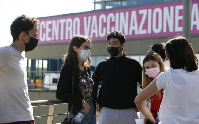 Estudiantes italianos tras recibir la vacuna contra el covid-19