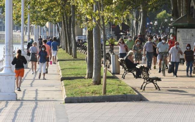 Ciudadanos paseando con mascarilla por las calles de Bilbao