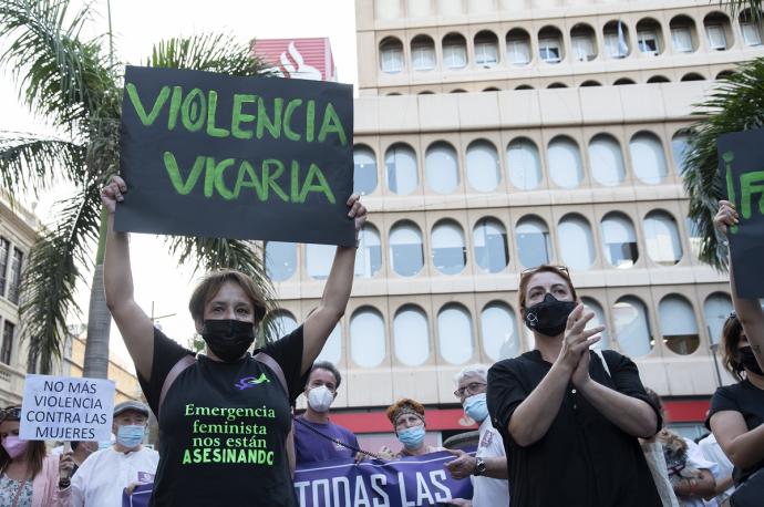 Un mujer con un cartel en el que se lee: `Violencia vicaria´, participa en una concentración feminista en la Plaza de la Candelaria en repulsa por "todos los feminicidios", a 11 de junio de 2021, en Santa Cruz de Tenerife, (Tenerife).
