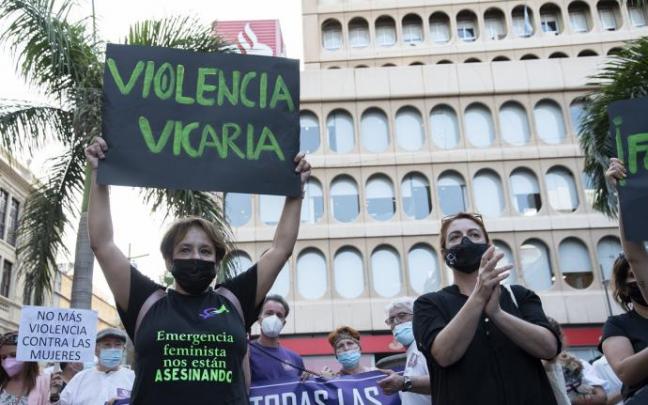 Un mujer con un cartel en el que se lee: `Violencia vicaria´, participa en una concentración feminista en la Plaza de la Candelaria en repulsa por "todos los feminicidios", a 11 de junio de 2021, en Santa Cruz de Tenerife, (Tenerife). Un mujer con un cartel en el que se lee: `Violencia vicaria´, participa en una concentración feminista en la Plaza de la Candelaria en repulsa por "todos los feminicidios", a 11 de junio de 2021, en Santa Cruz de Tenerife, (Tenerife).