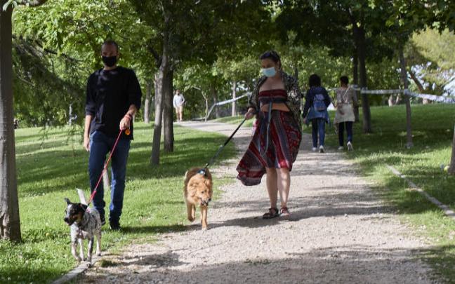 Ciudadanos pasean durante el último fin de semana antes del término del uso de la mascarilla (Madrid).