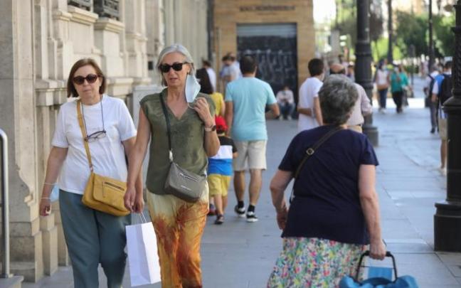Personas paseando por la calle. Personas paseando por la calle.