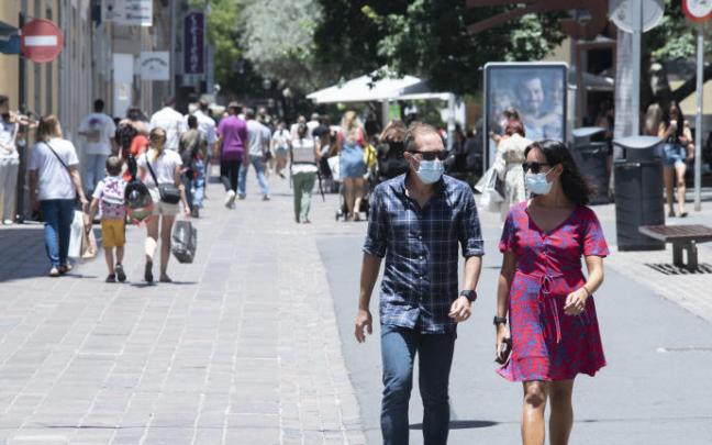 Foto de archivo de personas paseando por la calle. Foto de archivo de personas paseando por la calle.