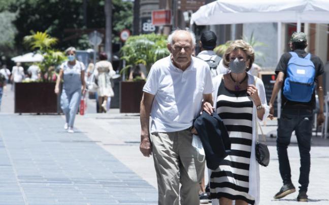 Foto de archivo de personas paseando por la calle. Foto de archivo de personas paseando por la calle.