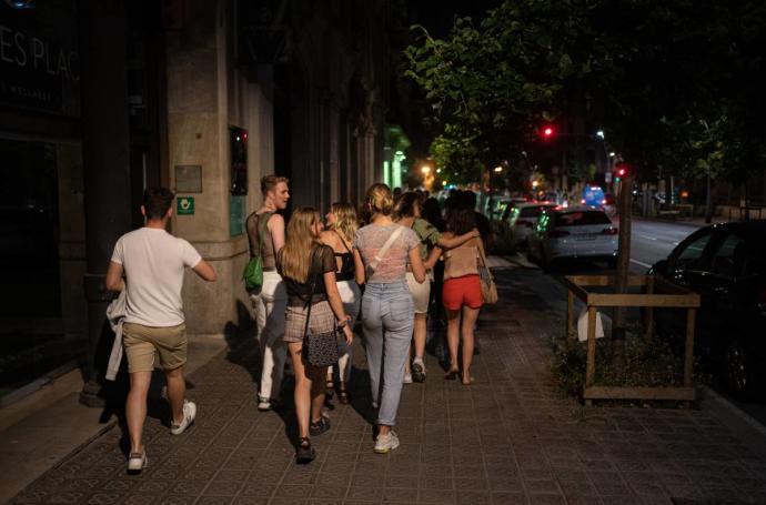Un grupo de jóvenes paseando de noche.