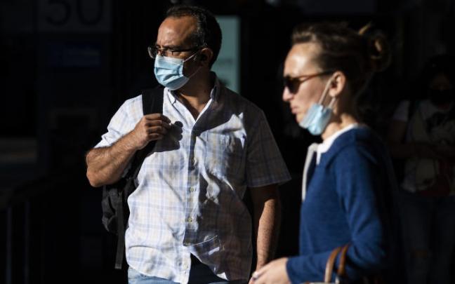 Imagen de archivo de personas paseando por la calle.