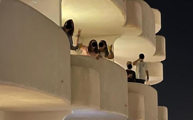 Estudiantes confinados en un hotel de Mallorca. Estudiantes confinados en un hotel de Mallorca.