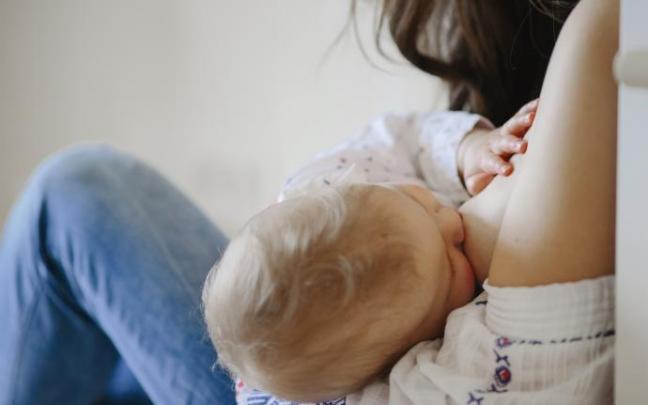 Mujer dando el pecho a su bebé.
