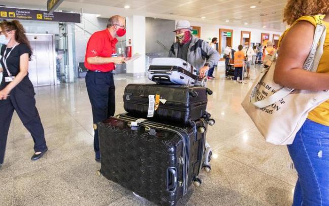 Foto de archivo de pasajeros procedentes del primer vuelo con origen Gran Bretaña en el Aeropuerto de Menorca, a 1 de julio de 2021. Foto de archivo de pasajeros procedentes del primer vuelo con origen Gran Bretaña en el Aeropuerto de Menorca, a 1 de julio de 2021.