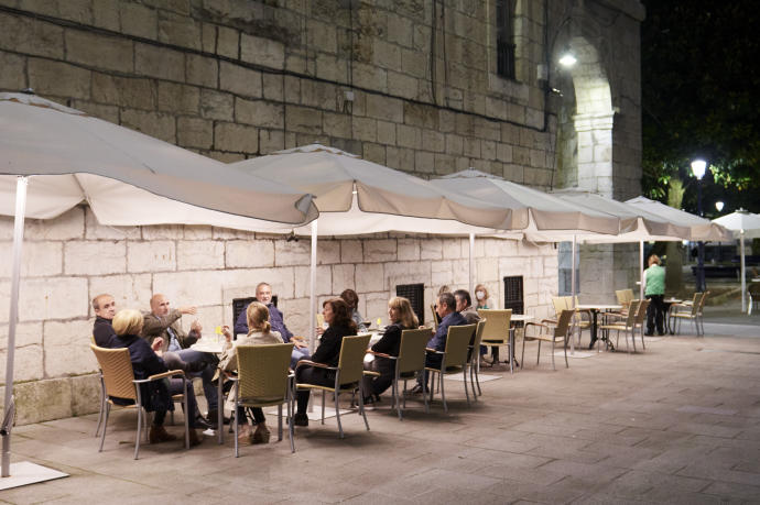Imagen de archivo de varias personas en una terraza de Santander, antes de su cierre a medianoche.