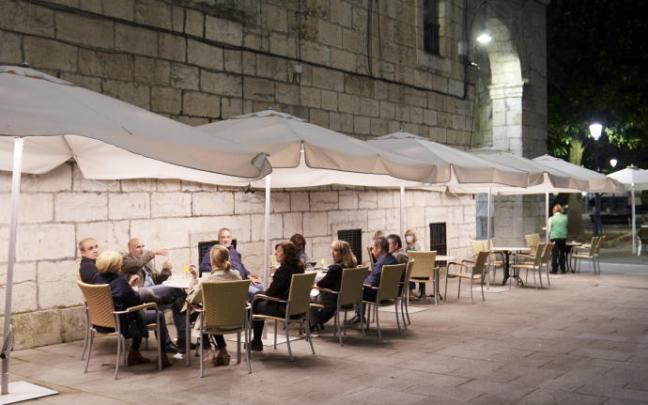 Imagen de archivo de varias personas en una terraza de Santander, antes de su cierre a medianoche. Imagen de archivo de varias personas en una terraza de Santander, antes de su cierre a medianoche.