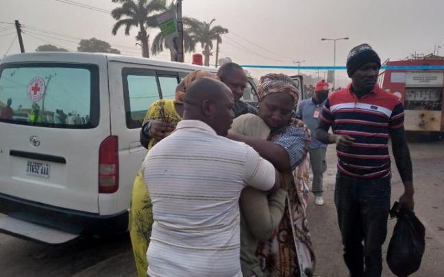 Familias junto a una ambulancia en Kaduna, Nigeria Familias junto a una ambulancia en Kaduna, Nigeria