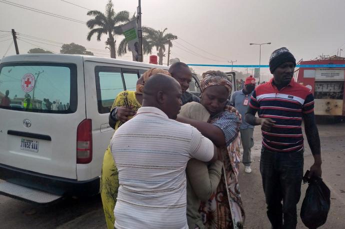 Familias junto a una ambulancia en Kaduna, Nigeria