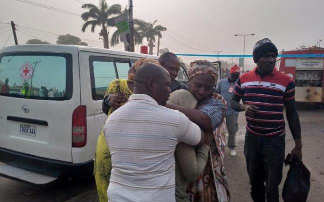 Familias junto a una ambulancia en Kaduna, Nigeria Familias junto a una ambulancia en Kaduna, Nigeria