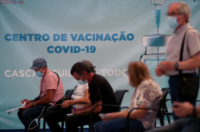 Gente esperando a ser vacunada en la campaña de vacunación de Portugal