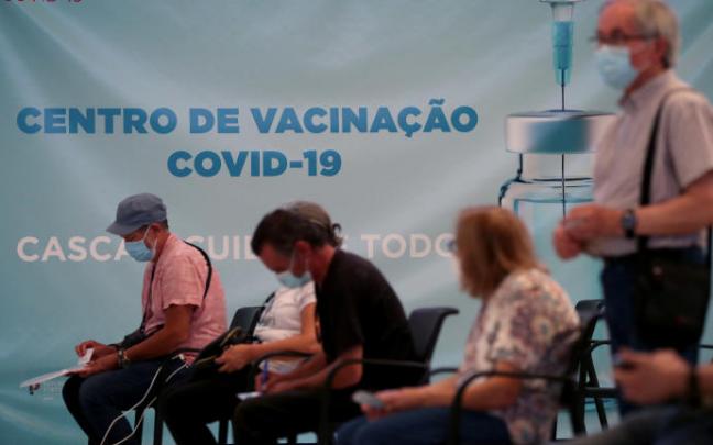 Gente esperando a ser vacunada en la campaña de vacunación de Portugal Gente esperando a ser vacunada en la campaña de vacunación de Portugal