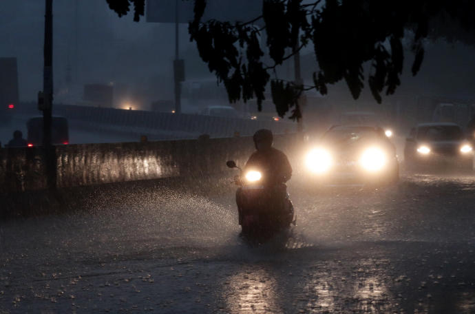 Un motorista durante las lluvias torrenciales
