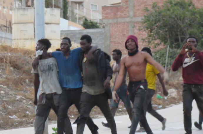 Migrantes de origen subsahariano tras saltar la valla el pasado mes de julio