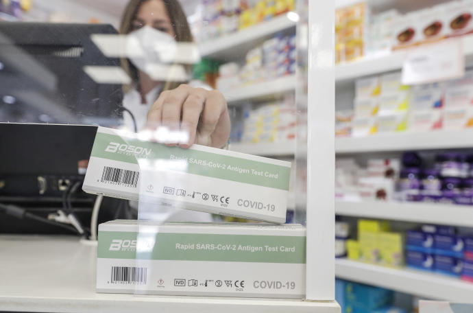 Foto de archivo de una caja con test de antígenos contra la COVID-19 en una farmacia.