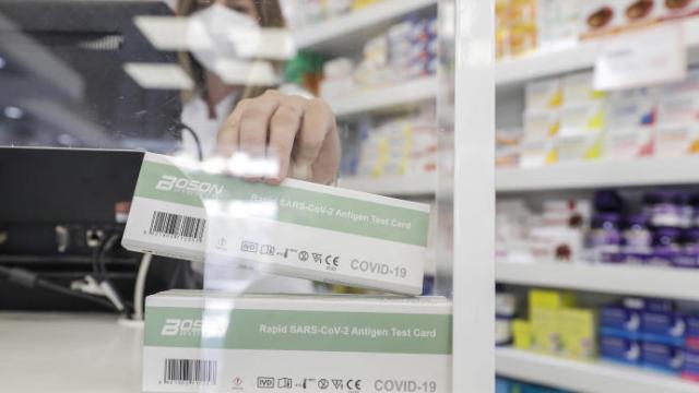Foto de archivo de una caja con test de antígenos contra la COVID-19 en una farmacia.