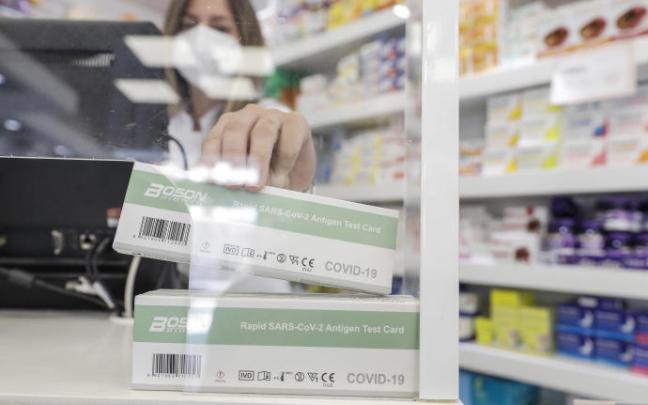 Foto de archivo de una caja con test de antígenos contra la COVID-19 en una farmacia.