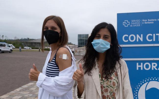 Dos jóvenes saludan tras ser vacunadas contra el Covid-19 en Santiago de Compostela, Galicia.