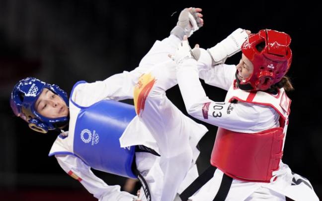 Adriana Cerezo en un combate ante Rukiye Yildirim