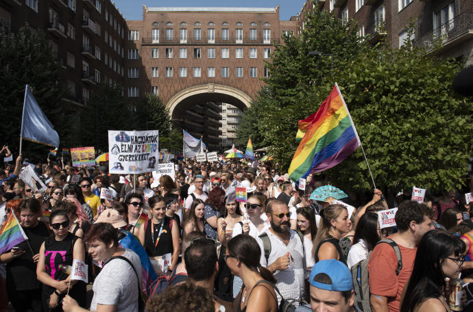 Miles de personas en el desfile del Orgullo Gay en Budapest
