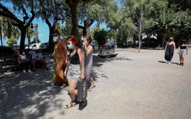Foto de archivo de un grupo de personas paseando por la calle.