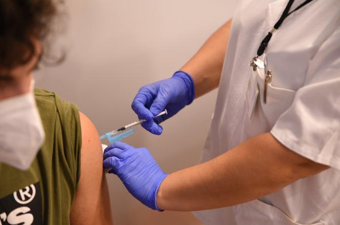 Foto de archivo - Un paciente recibe la primera dosis de una vacuna.