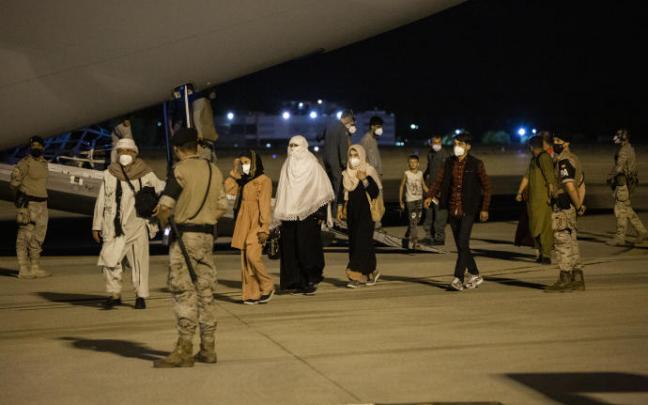 Varias personas repatriadas llegan a la pista tras bajarse del avión A400M en el que ha sido evacuados de Kabul. Varias personas repatriadas llegan a la pista tras bajarse del avión A400M en el que ha sido evacuados de Kabul.