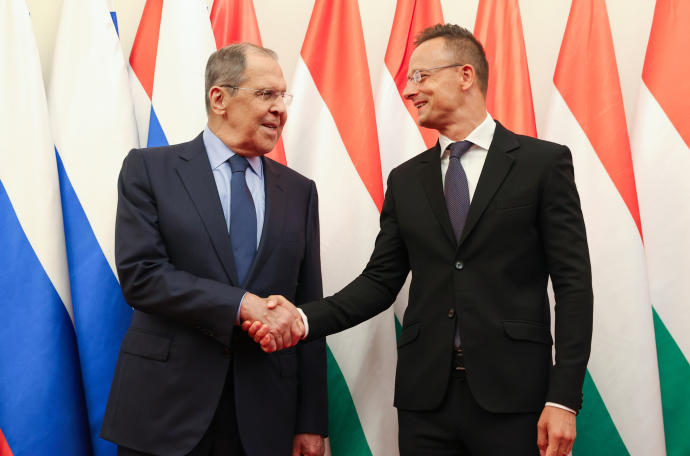 El ministro de Exteriores ruso, Sergey Lavrov, se reúne con el ministro de Exteriores húngaro, Peter Szijjarto.