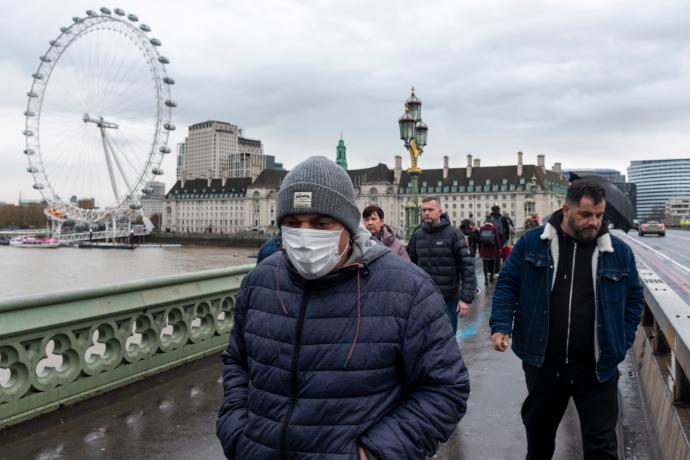 Personas con mascarilla en Londres.