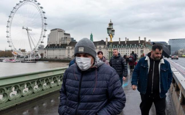 Personas con mascarilla en Londres. Personas con mascarilla en Londres.