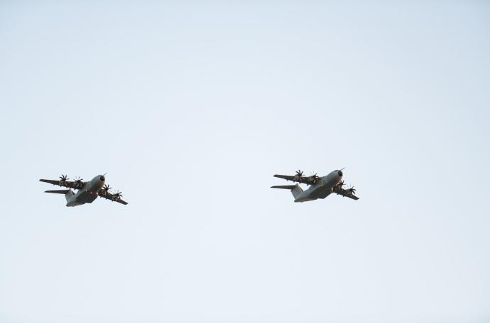 Dos aviones militares sobrevolando Kabul