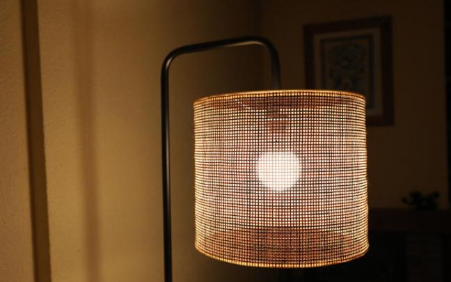 La luz bajará un 4,46% este sábado y se mantiene por debajo de los 250 euros/MWh por tercer día seguido.