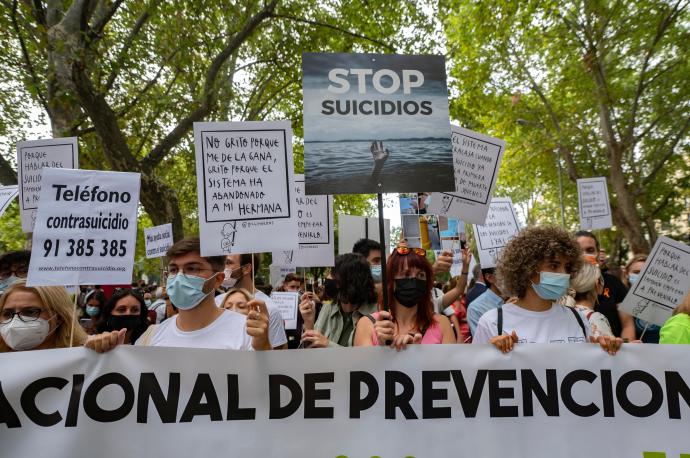 Varias personas participan en una manifestación por un Plan Nacional de Prevención del Suicidio.