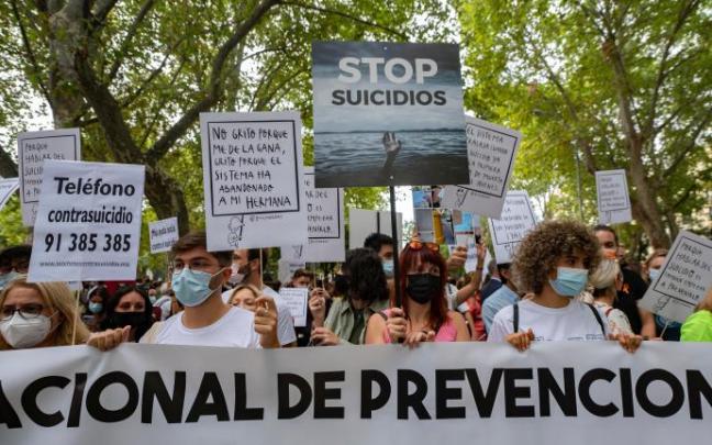Varias personas participan en una manifestación por un Plan Nacional de Prevención del Suicidio. Varias personas participan en una manifestación por un Plan Nacional de Prevención del Suicidio.
