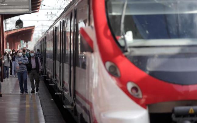Renfe vuelve a ofrecer el cambio de billete gratis ante al aumento de contagios por Covid. Renfe vuelve a ofrecer el cambio de billete gratis ante al aumento de contagios por Covid.