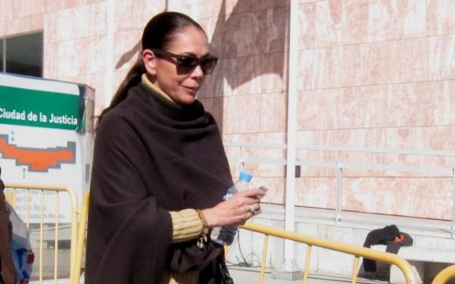La sentencia absuelve a la tonadillera de ser "cooperadora necesaria" de un delito de insolvencia punible. La sentencia absuelve a la tonadillera de ser "cooperadora necesaria" de un delito de insolvencia punible.