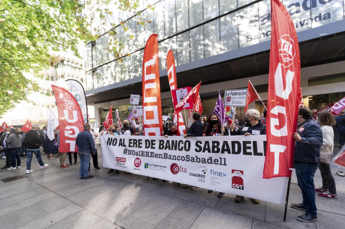 Empleados de Sabadell en huelga por el ERE de más de 1.600 personas.